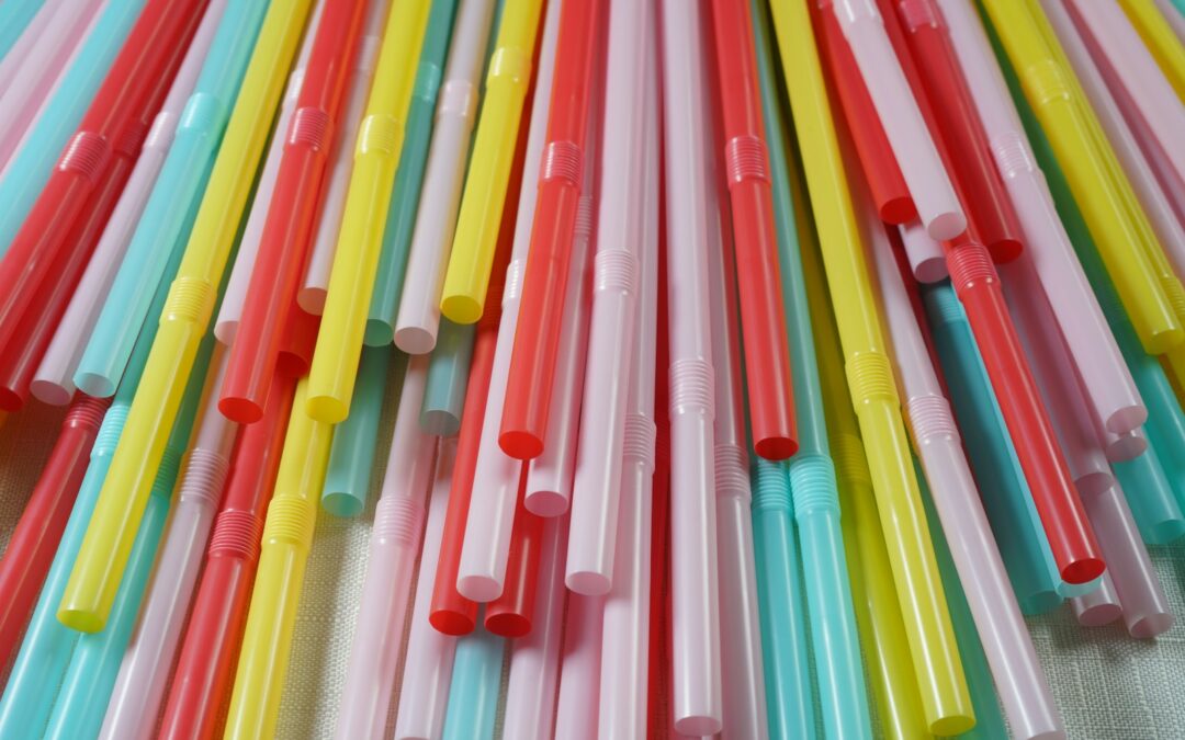 Słomki papierowe a plastikowe – która opcja jest bardziej przyjazna dla środowiska?